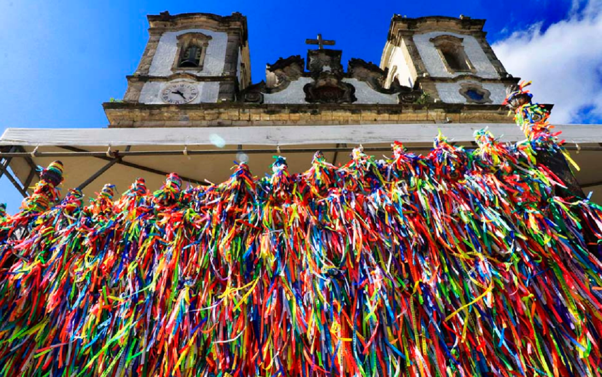 Pulseirinhas do Senhor do Bonfim no gradil da igreja em Salvador Pulseirinhas coloridas do Senhor do Bonfim amarradas no gradil da igreja em Salvador, símbolo de fé e tradição
