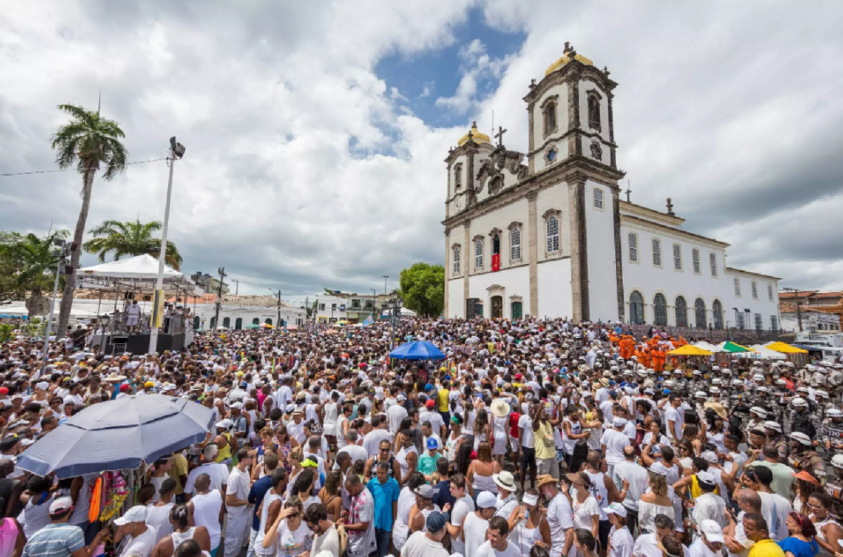Lavagem do Bonfim com multidão em Salvador Multidão participa da Lavagem do Bonfim em Salvador, com baianas em trajes típicos e fiéis caminhando em procissão