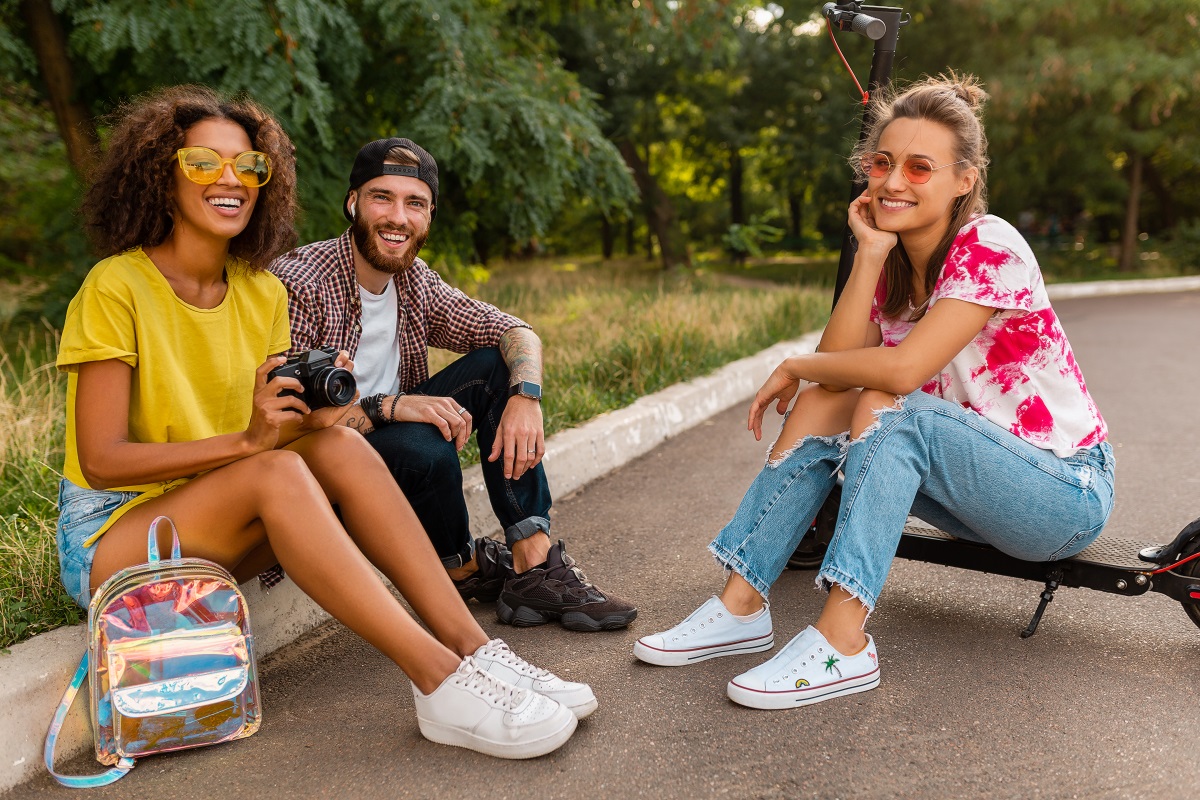 Grupo de amigas no parque, cada uma com seu tênis e estilo Grupo de amigas no parque, cada uma com seu tênis e estilo