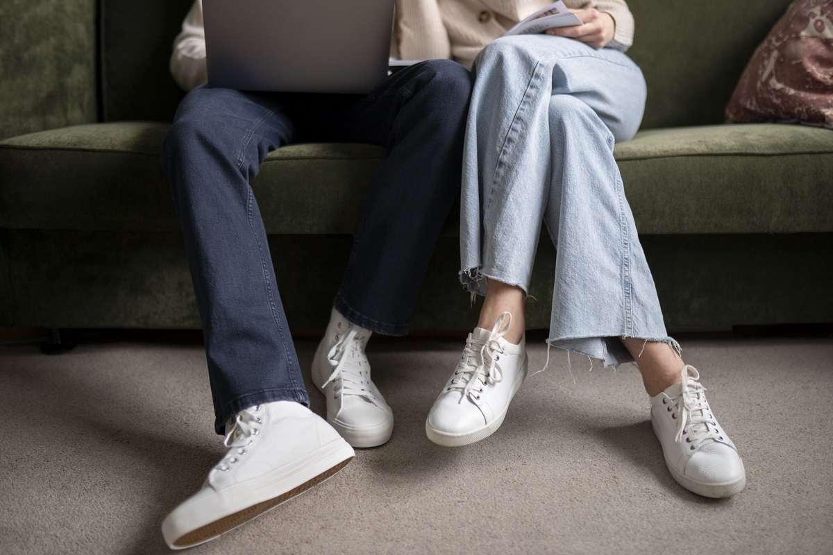 Casal com seu tênis branco combinando com suas roupas Casal com seu tênis branco combinando com suas roupas