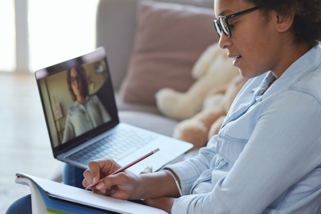 Atendimento online para mulher em plataforma digital